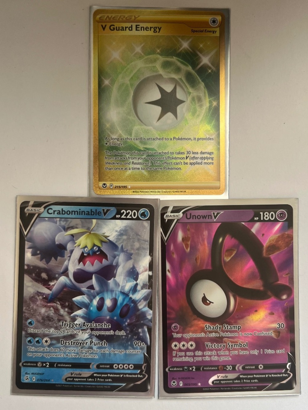 3 Pokémon cards  V Guard Energy Gold - Unown V - Crabominable V